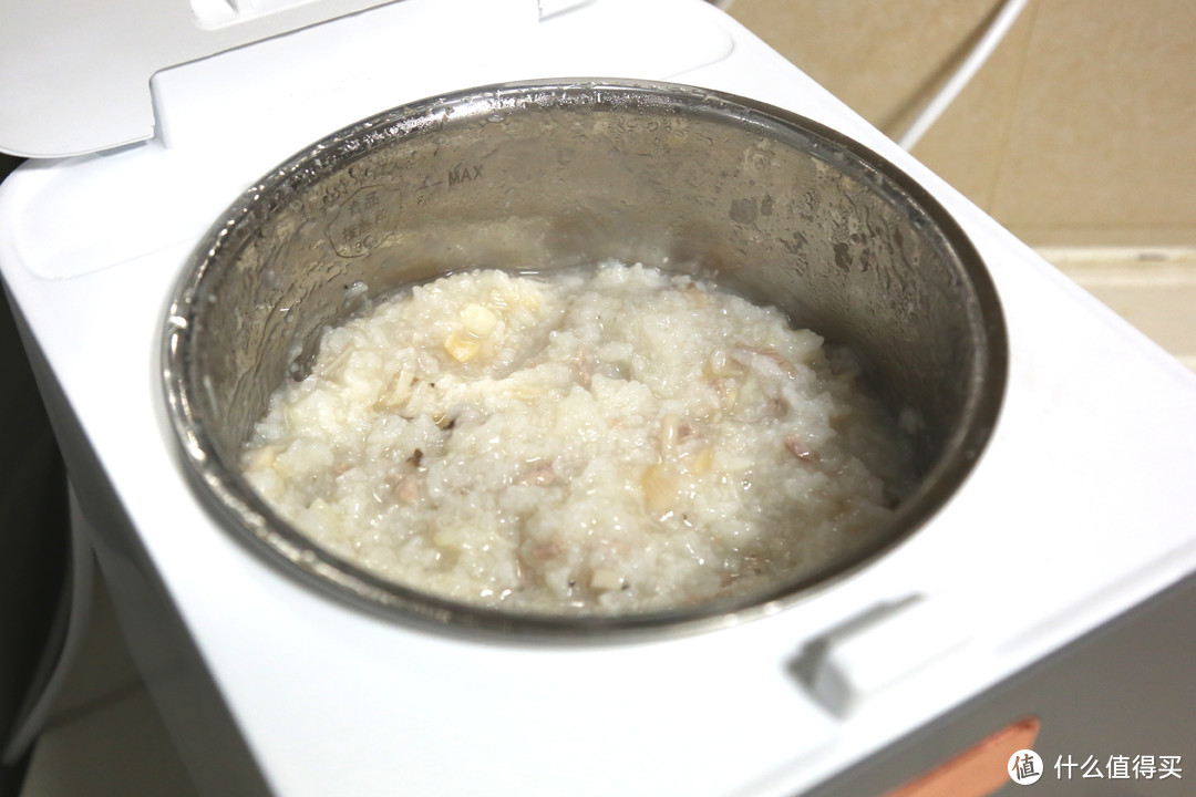 又试着做了一锅干贝瘦肉粥，不得不说比起米饭，粥的品质居然好很多丢丢