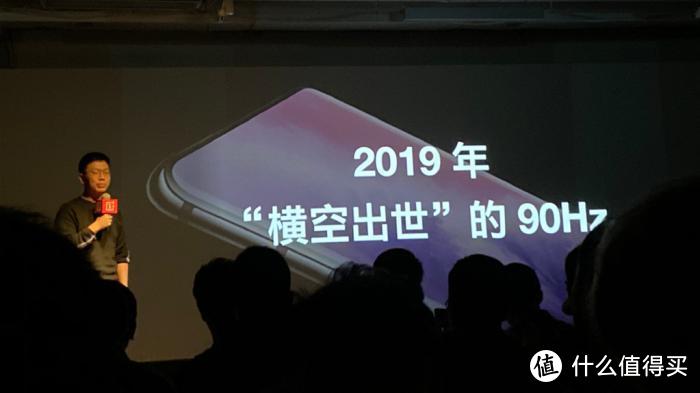 一加8稳了！使用的屏幕比iPhone11ProMax还要牛！