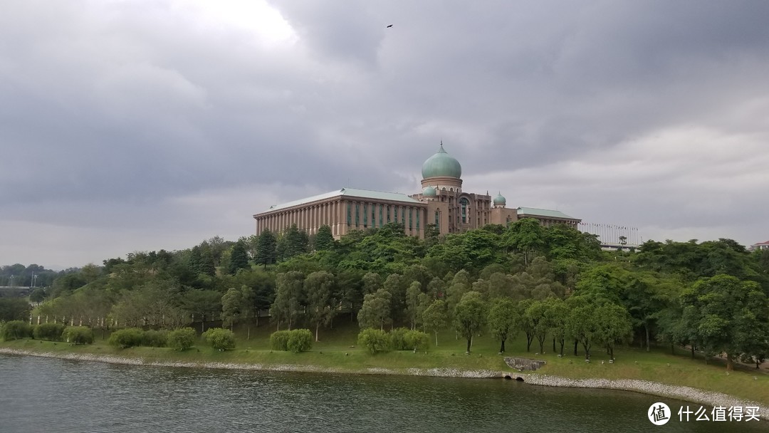 首相府就在粉红清真寺旁边，也只能在外面拍个照打卡而已。