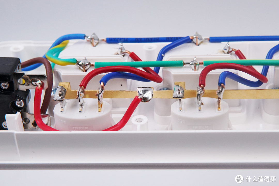 五位分控带独立开关，aigo爱国者防过载保护插线板评测