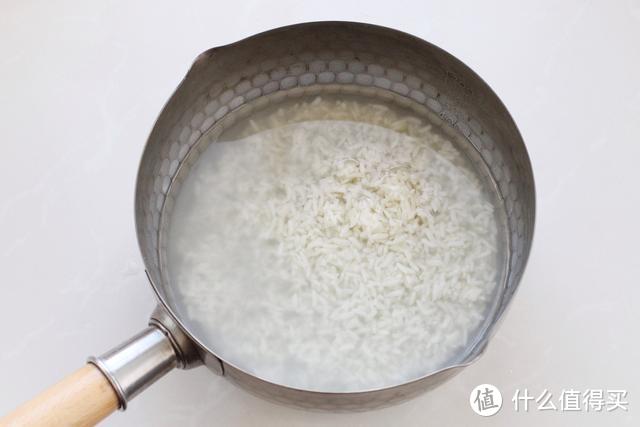 糯米粉加水搓成软糯的小丸子，冬天早上来一碗，暖胃驱寒倍儿滋补