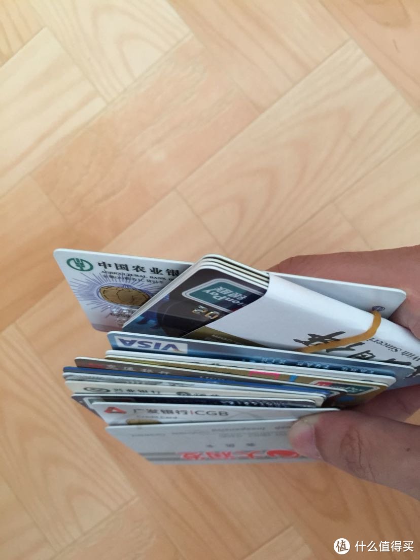 这是部分信用卡，还有几张过了账单日的卡在包包里