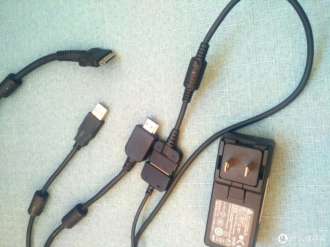 HDMI，USB，电源线，三线合一