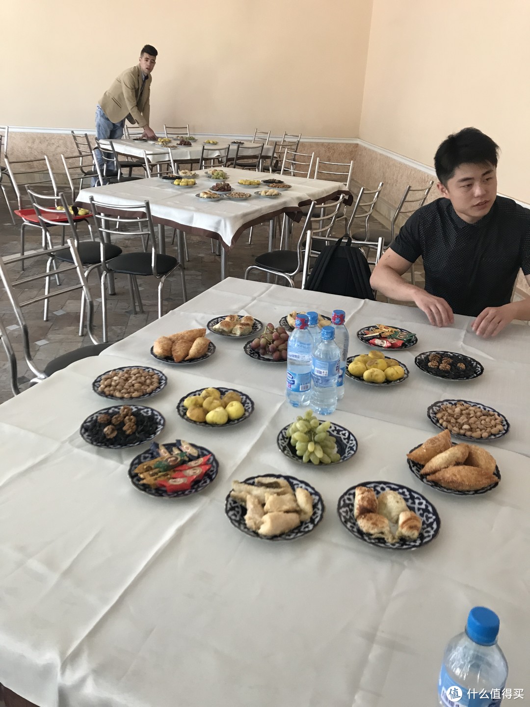 乌兹全境几乎都是这种摆盘：水果，干果，烤包子，点心，糖…，当然还有馕