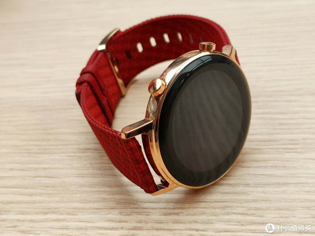 HUAWEI Watch GT 2 46mm和42mm的区别，看看新年双红表带款的值不值得买！