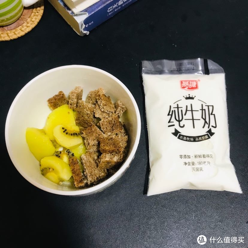 1个🥝，半块捷森黑麦，1包燕塘奶，微波炉高火3分钟