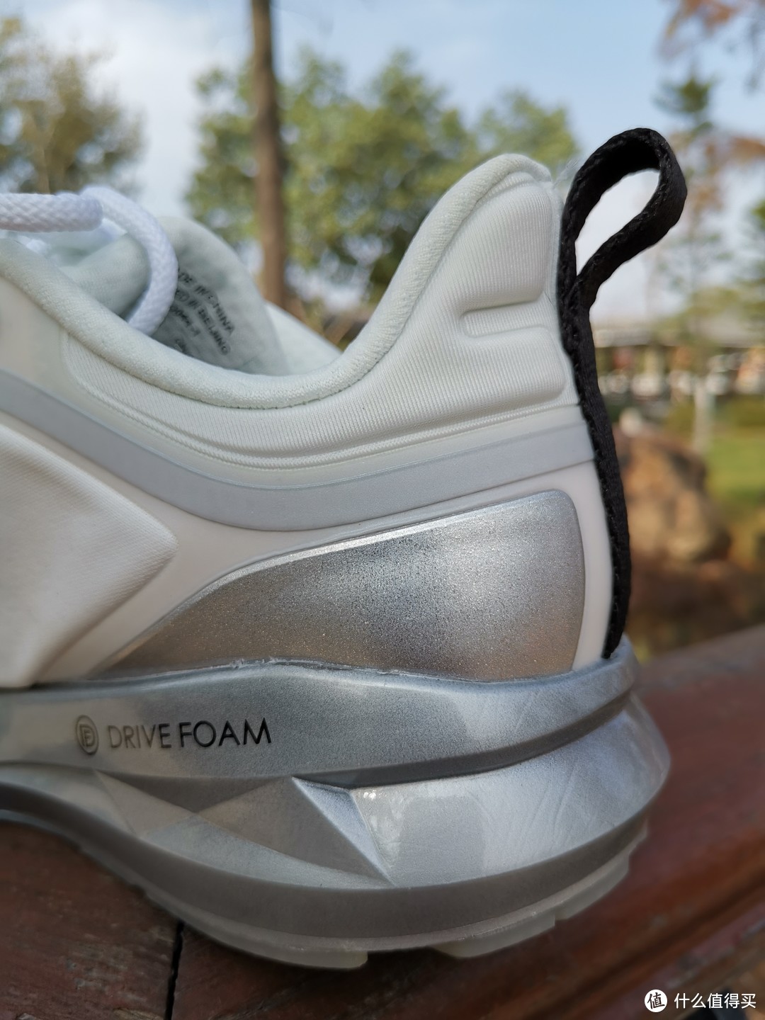 本款跑鞋最大的设计亮点来自中底所用的技术——全掌DRIVE FOAM.