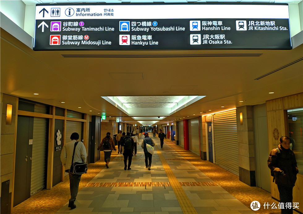 像大阪站这样多个车站连接起来的大站，先走到地下，再根据指示牌走会是最快的选择，比地面看跟谷歌好走。