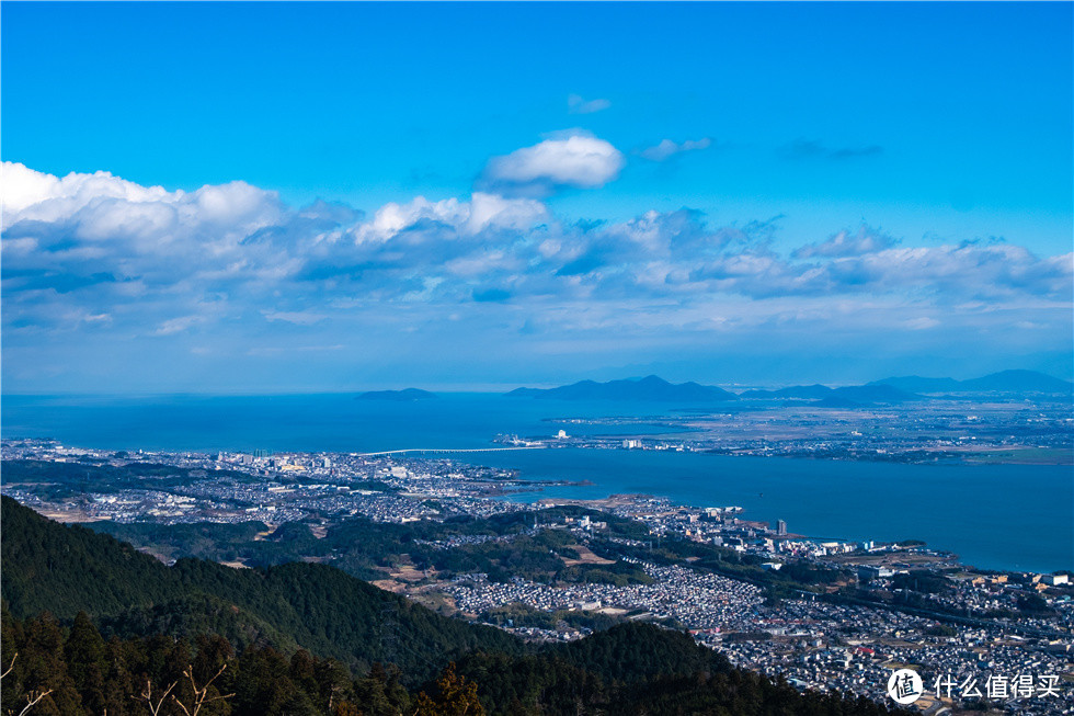 上山一出站台就是一个观景台可以远眺琵琶湖