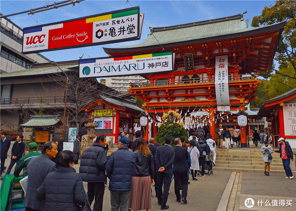 生田神社，一样是初旨，人很多。 日本抽签，好签带回家，不好的就绑在留在神社或寺庙里，祈求平安，你们看那架子上的签。看来好多人不顺啊……