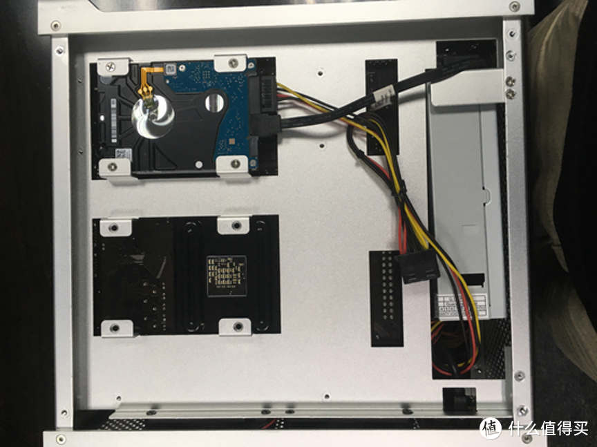背面可以装两个2.5英寸硬盘
