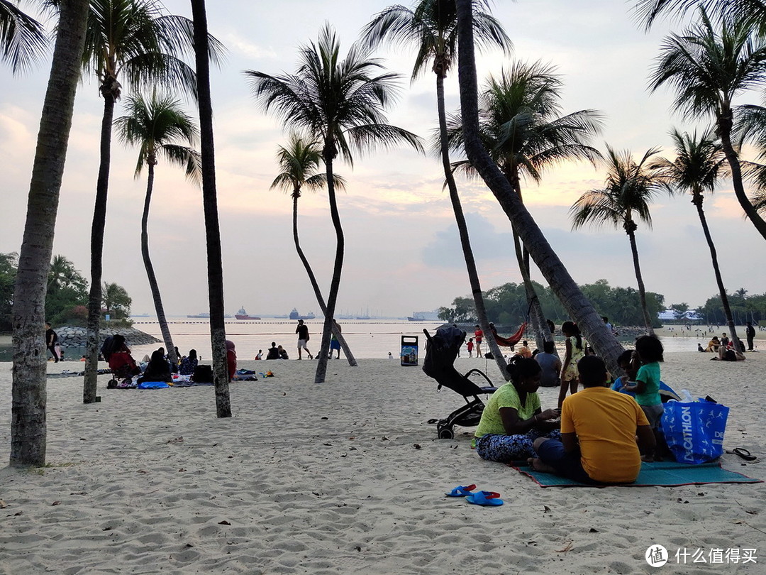 浓浓郊游风的沙滩，大家吃吃喝喝！