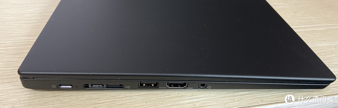 左侧面接口：USBC电源口、USB C、MINI网口、USB3.1、HDMI2.0、耳机孔