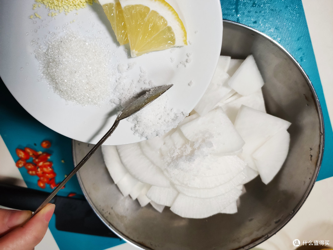 腌制萝卜的时候可以先准备其他步骤啦