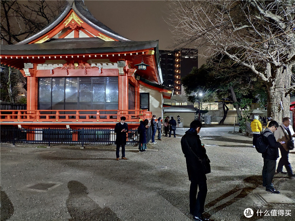 今天从另外一条路回的酒店，路上看到这个花园神社于是进去看看，里面好多人我开始以为来看夜樱或者有什么聚会。但是发现其他所有人都盯着手机，我饶了一圈瞄了眼，原来他们在玩宝可梦GO……