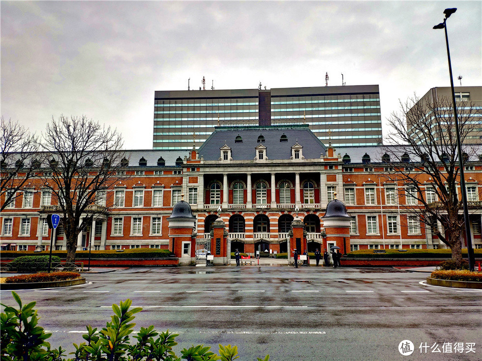 第三站皇居，地铁到樱田门下去皇居，东京的行政大楼都是围绕着皇居的，路过随便拍了下法务省大楼，很像东京站，对面就是警视厅。