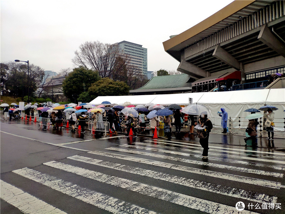 从东御苑出来到了北之丸公园，边上就是著名的日本武道馆，在武道馆开演唱会或者表演是每个日本明星的梦想吧。刚好貌似有活动，虽然下雨外面队伍依然排的很长哦。