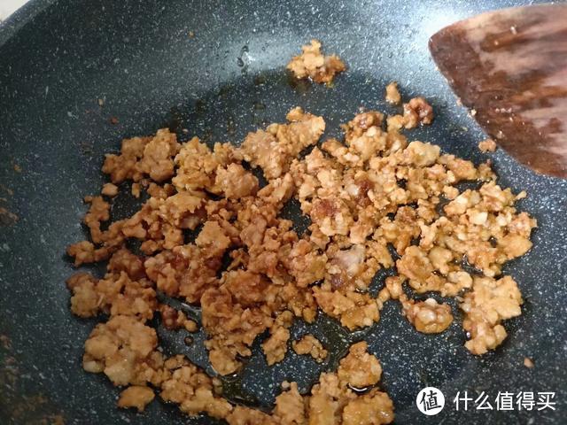 茄子这样做比肉香，平时一碗饭，现在吃五碗，好吃的关键是那碗汁