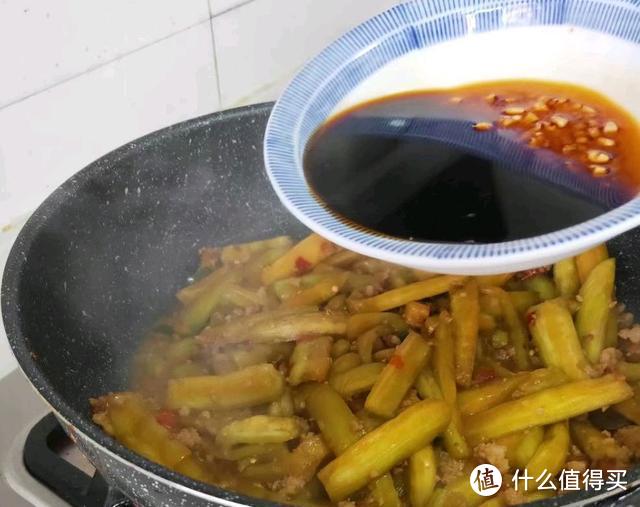 茄子这样做比肉香，平时一碗饭，现在吃五碗，好吃的关键是那碗汁