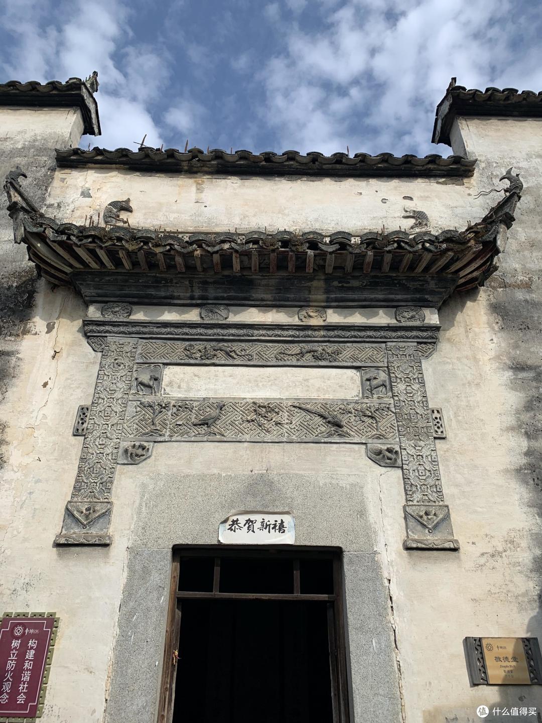 月沼从敬德堂出来西面就是月沼,也是宏村具有代表性的景区,月沼建于明