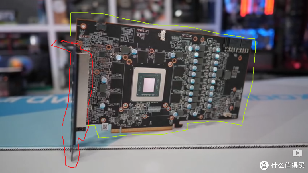 看明白了不？红圈是PCIE插槽，所有显卡一样高，荧光绿圈是这张显卡的PCB尺寸！