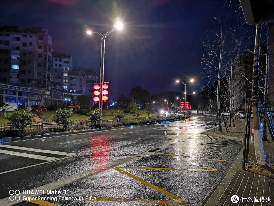 每天都在下雨，路面湿滑，不太舒服。。。我的阿迪已经快被雨水泡烂了。