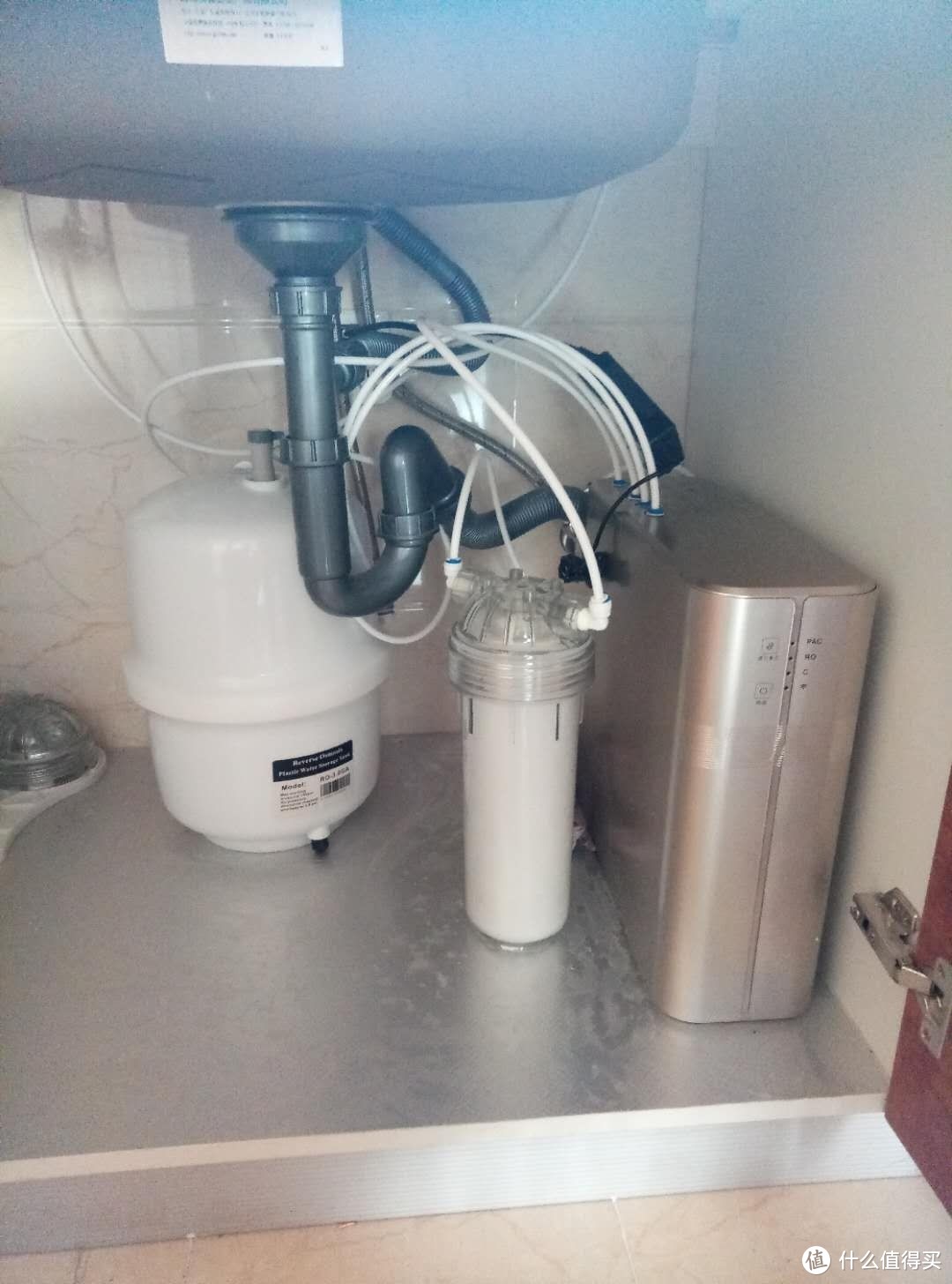 菜盆下面的净水器和滤瓶