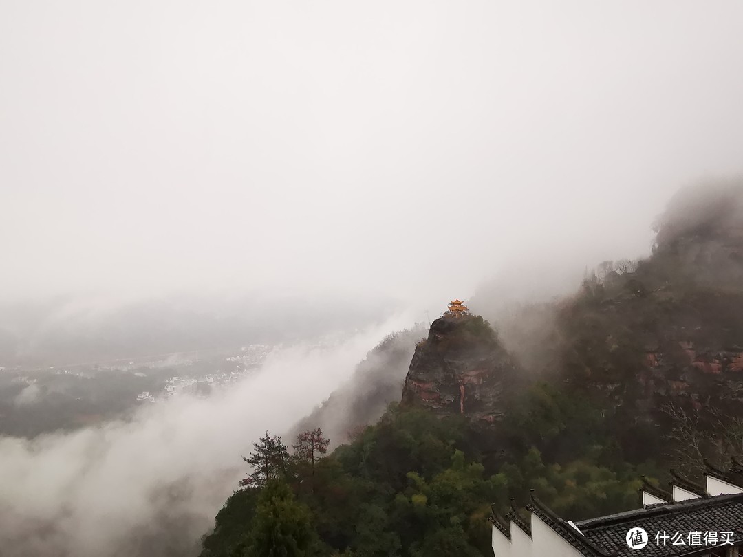 酒店门口随拍，远处香炉峰，云雾缭绕，此处对于工科男来说有点词穷