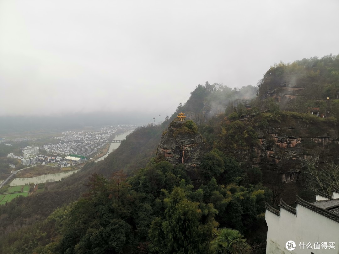 再到民宿门口，又见香炉峰，云雾散去，露出山下村庄，还能看见运行中的缆车