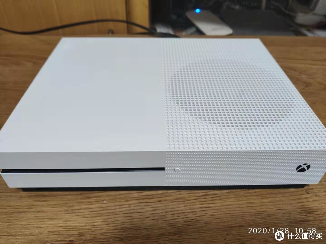 XBOX ONE S真的很漂亮，简洁美观