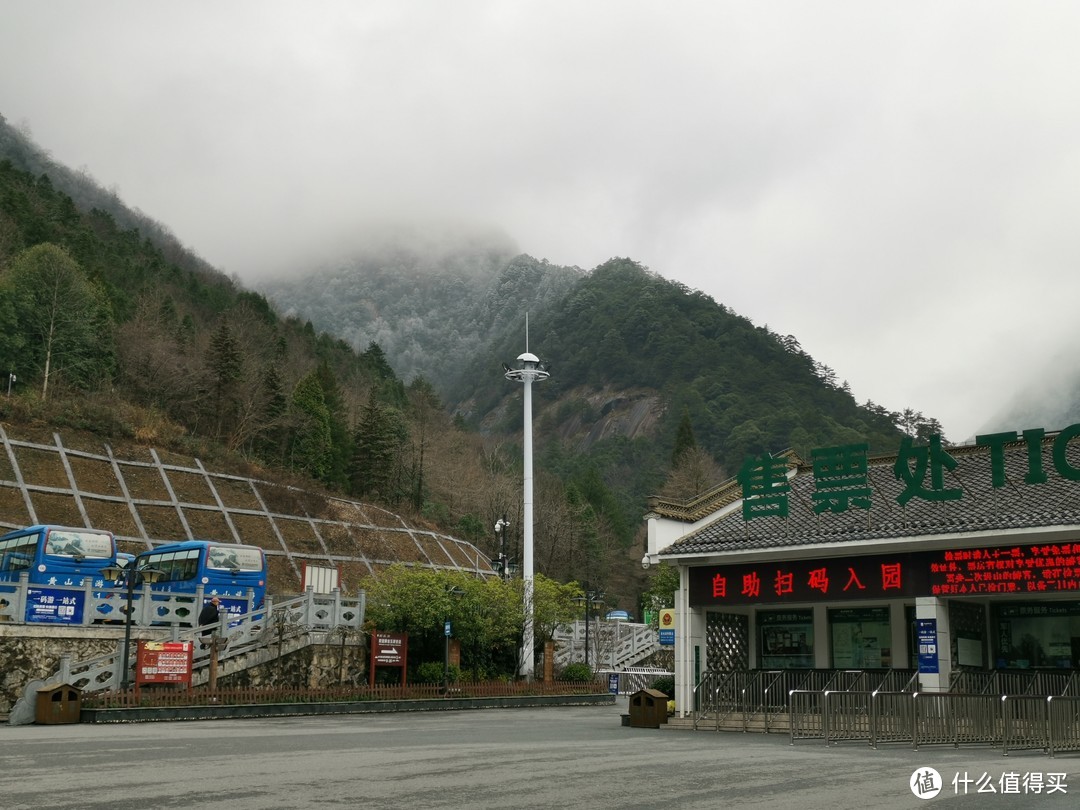 玉屏索道站，空空荡荡，排队坐缆车是不需要的，因为根本没有队可以排