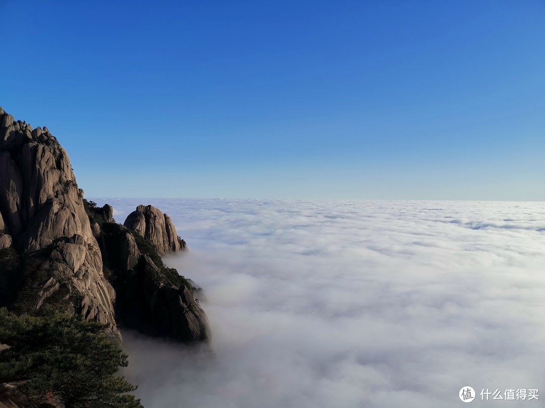 站在鳌鱼峰，环顾四周，360度，度度都是云海衬托下的美景。终于切身实际体验了一把西游记片头天上无边云海的场景，美不胜收。