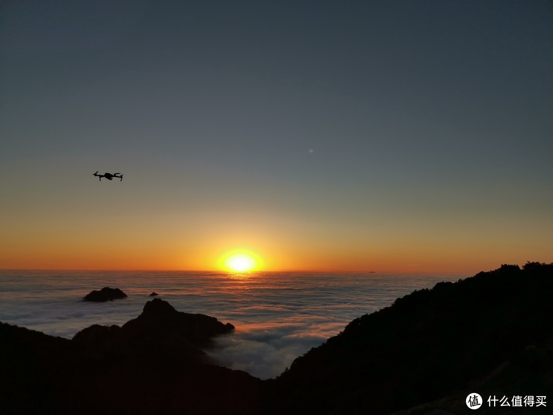 就在炼丹峰上，再次欣赏到了黄山的日落，光明顶天气预报的日出日落也是很准，可以供大家参考