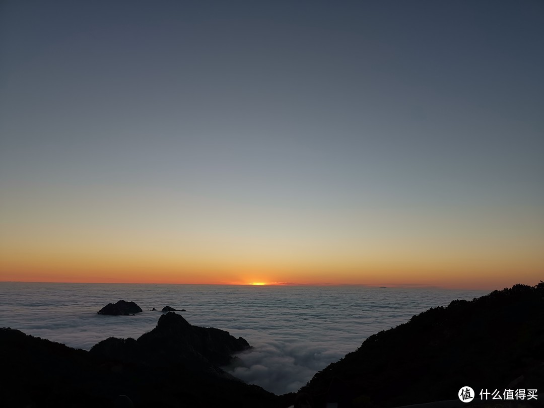 太阳下山，前后大概也就十分钟左右，很快愉快的一天又将过去了。太阳落山后，山顶比较寒冷，酒店的房间是有御寒用的厚衣服的。