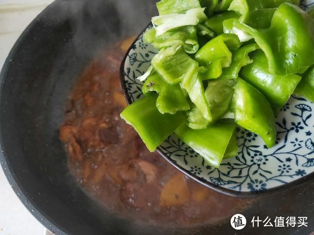 它比猪肉便宜，10块钱能做一大锅，有菜有肉，孩子点名要吃