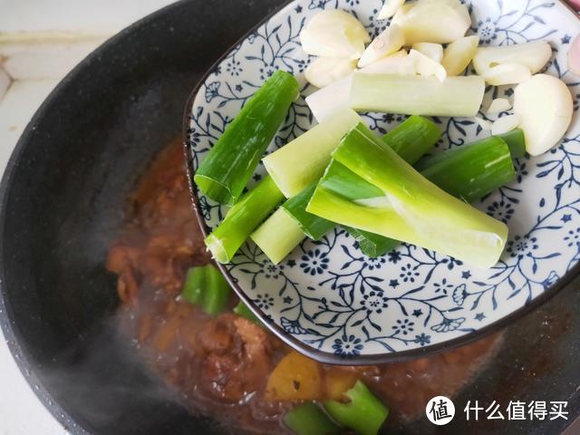 它比猪肉便宜，10块钱能做一大锅，有菜有肉，孩子点名要吃