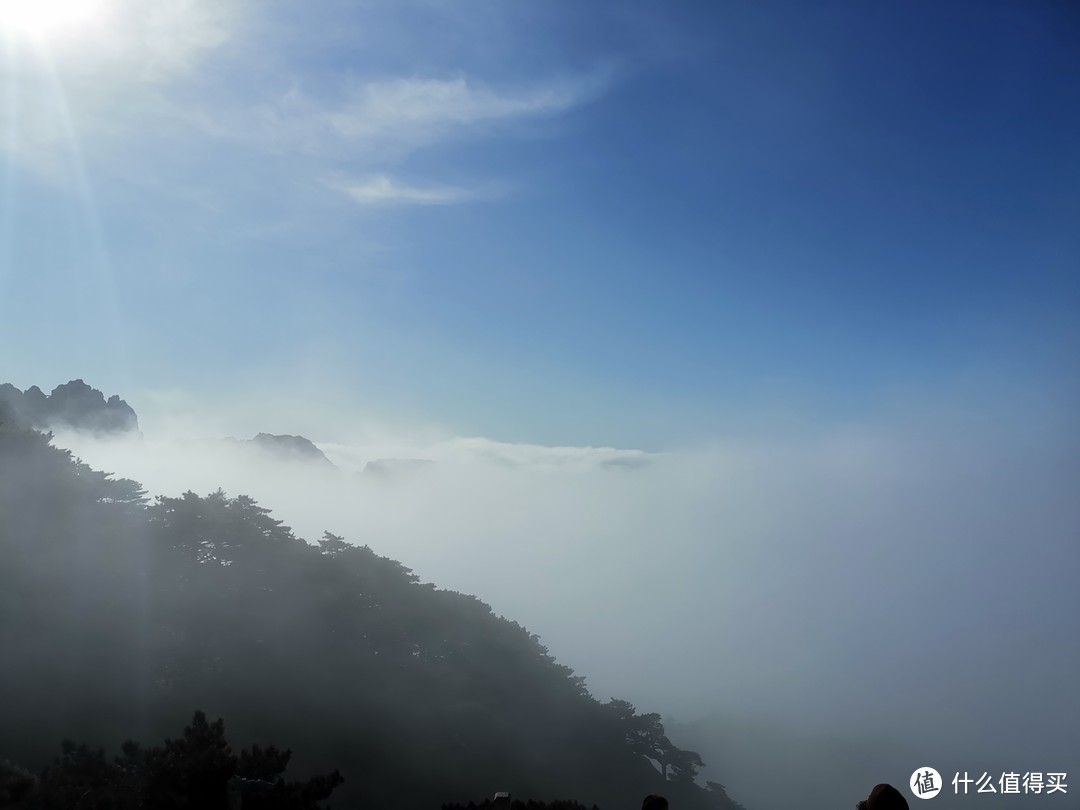 下山没走几步，云就淹过了脖子，当然云是飘忽不定的