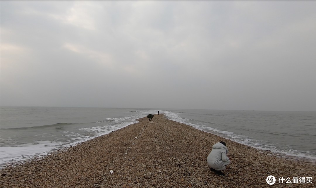 东边黄海的浪向西涌，西边渤海的浪向东奔