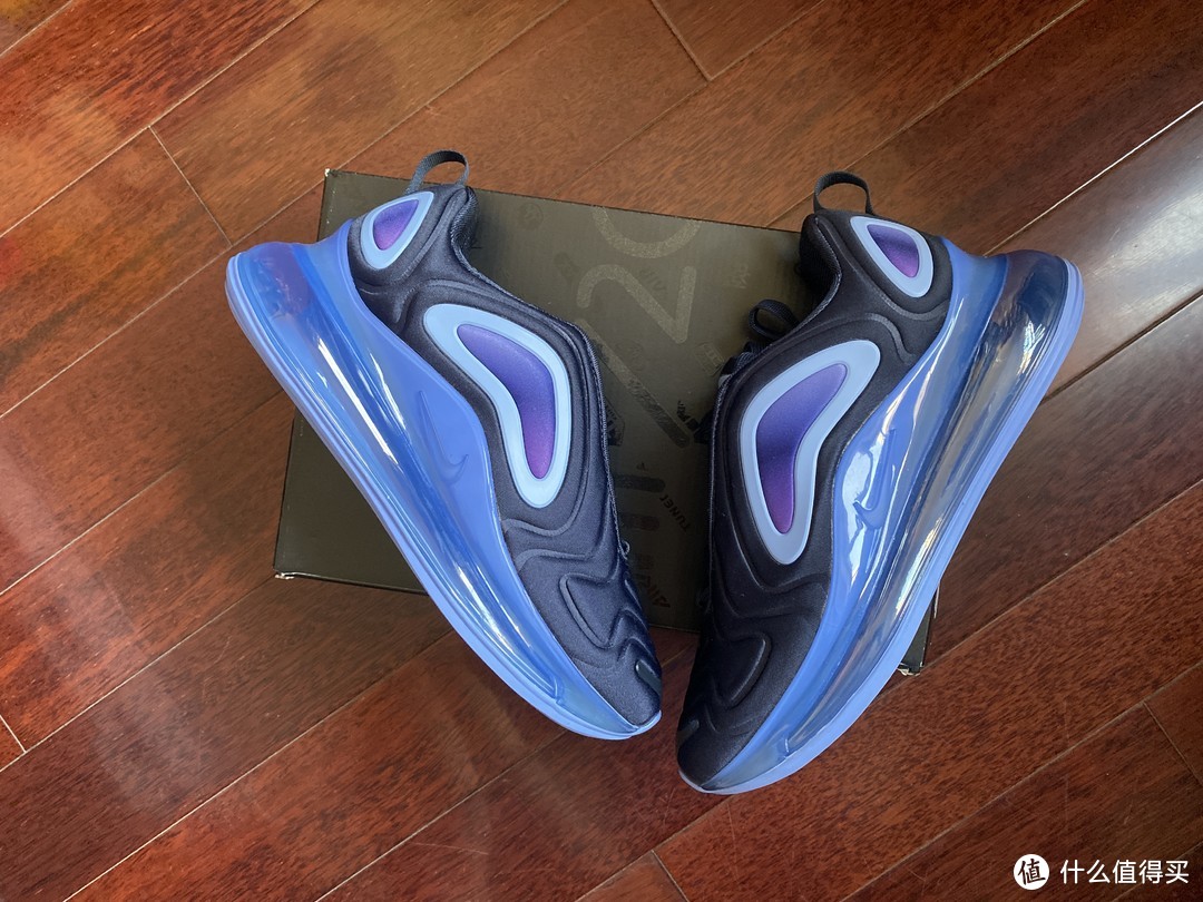 Nike最新的气垫形态——Air Max 720休闲鞋