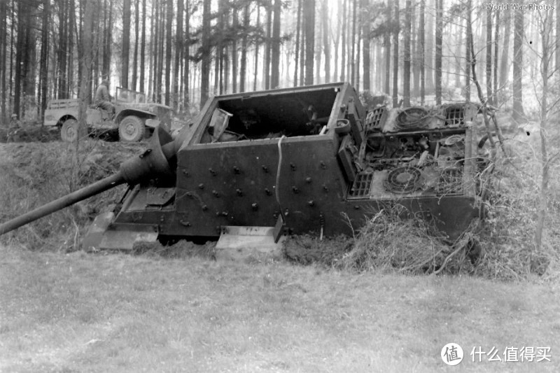 隶属于512重装甲营的一辆猎虎残骸，应当是车组自毁。由于猎虎主要在西线与盟军作战，留下的影像资料还是很多的