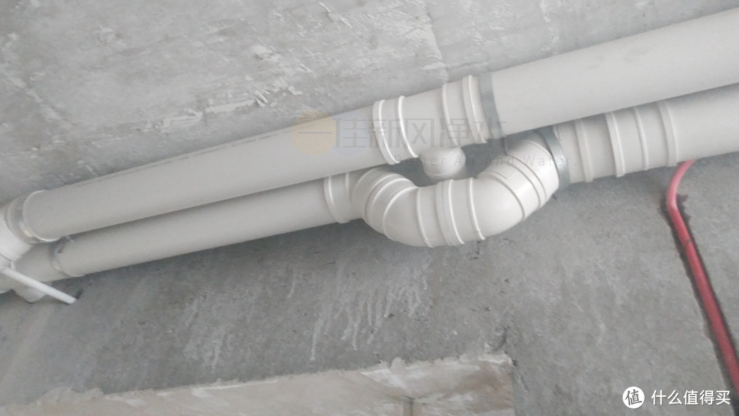 PVC的实际安装图，两根主管道。到每个房间后用一个三通卸下一路风。