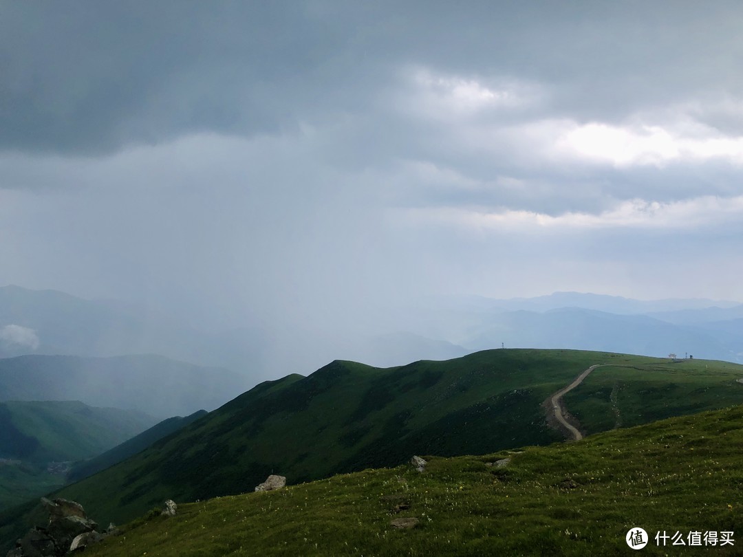 中台顶远望远处天漏雨了