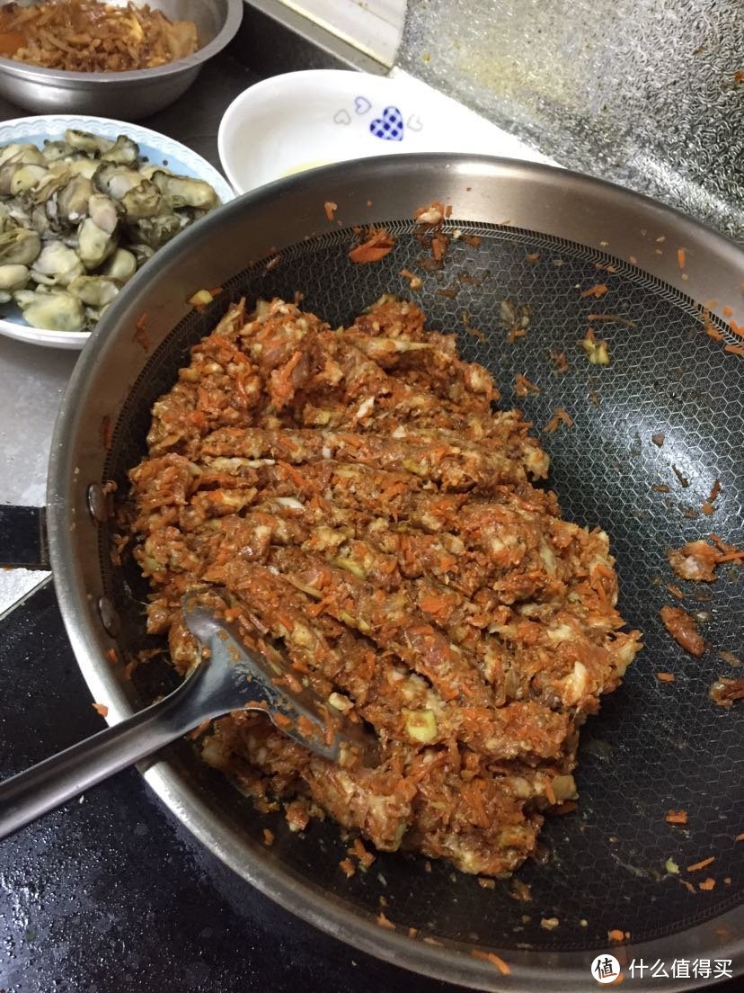 头一次做胡萝卜馅的水饺，老公家的习惯，我们从前都是韭菜鸡蛋的。