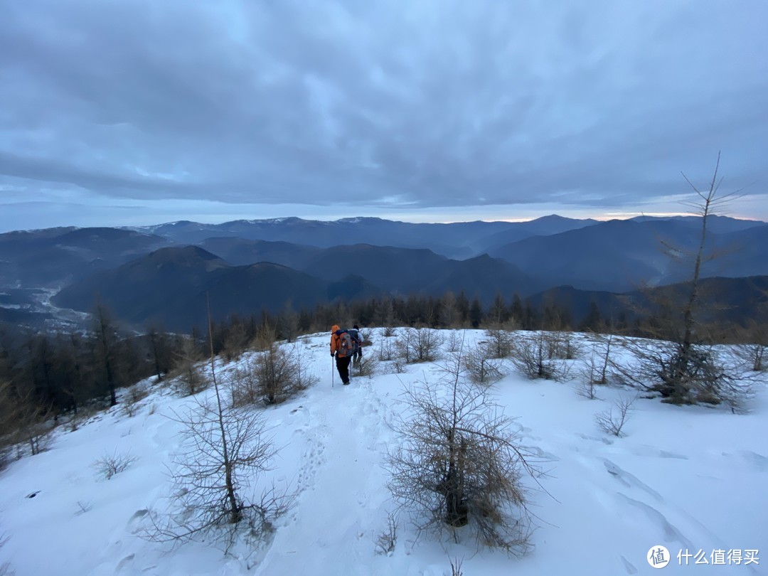 冬季雪地慢慢下，可带冰爪