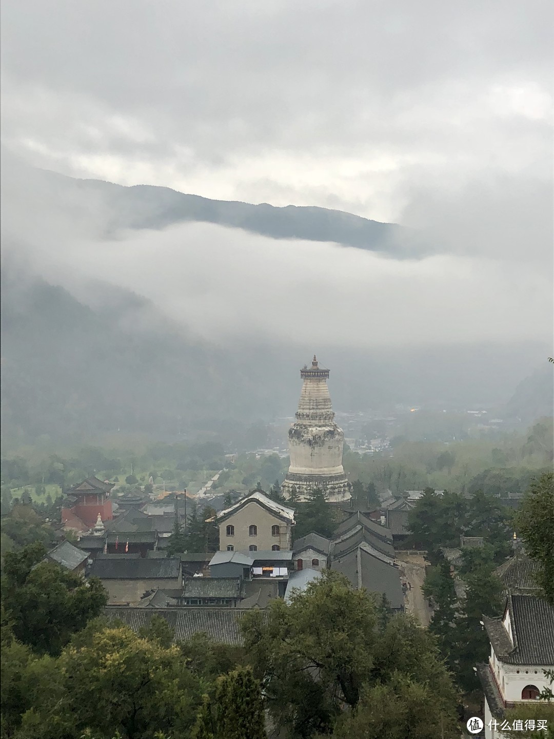 塔院寺背后就是菩萨顶