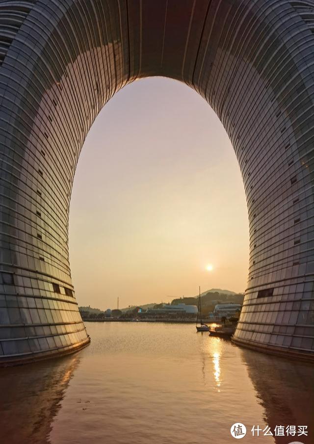 入住大名鼎鼎马桶圈的五星酒店，因造型奇特成为地标，内部挺豪奢