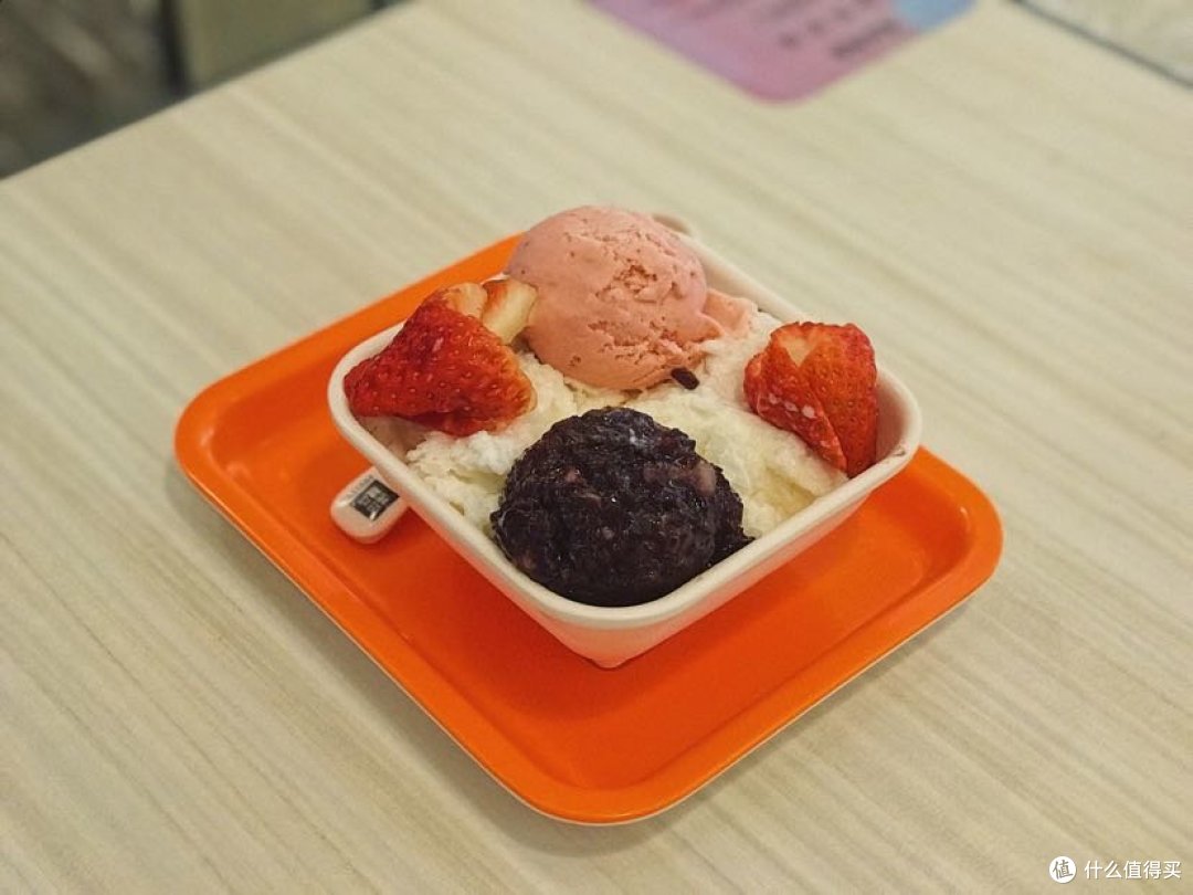 糖丸里面是芝麻馅,小小的白色的是莲子,刚好吃的时候是