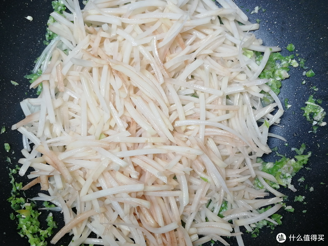 第一次切丝菜--青椒末土豆丝