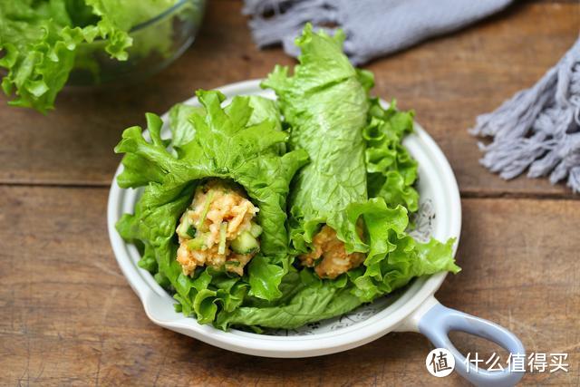 东北特色美食，饭菜拌一拌，菜叶子卷一卷，网友：这是人吃的吗？