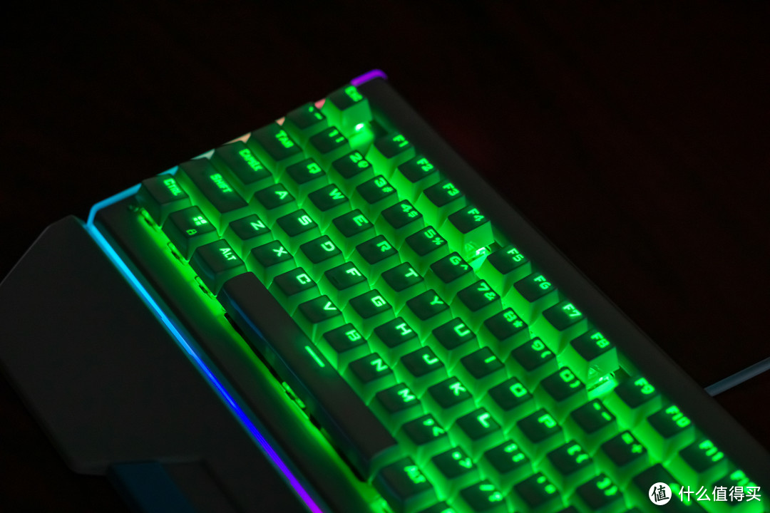 绿色背光配合炫彩RGB灯带的效果就比较舒服了